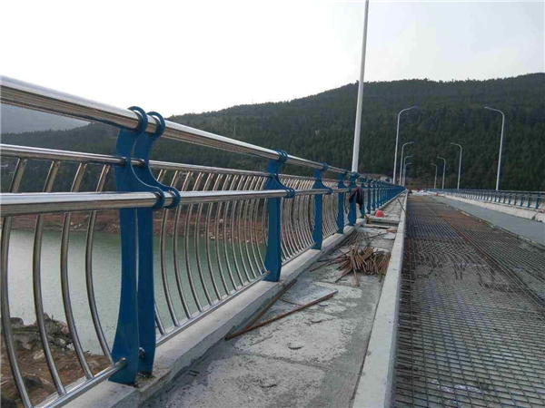 蛟河不锈钢桥梁护栏的特点及其在桥梁安全中的重要作用