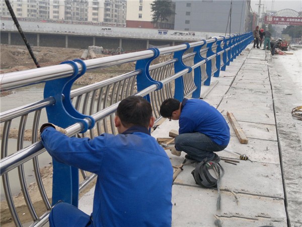 蛟河不锈钢桥梁护栏除锈维护的重要性及其方法