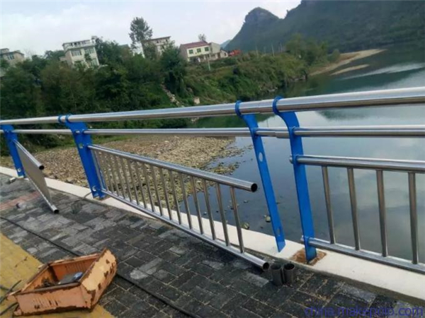 蛟河不锈钢复合管护栏是一种卓越的防护材料